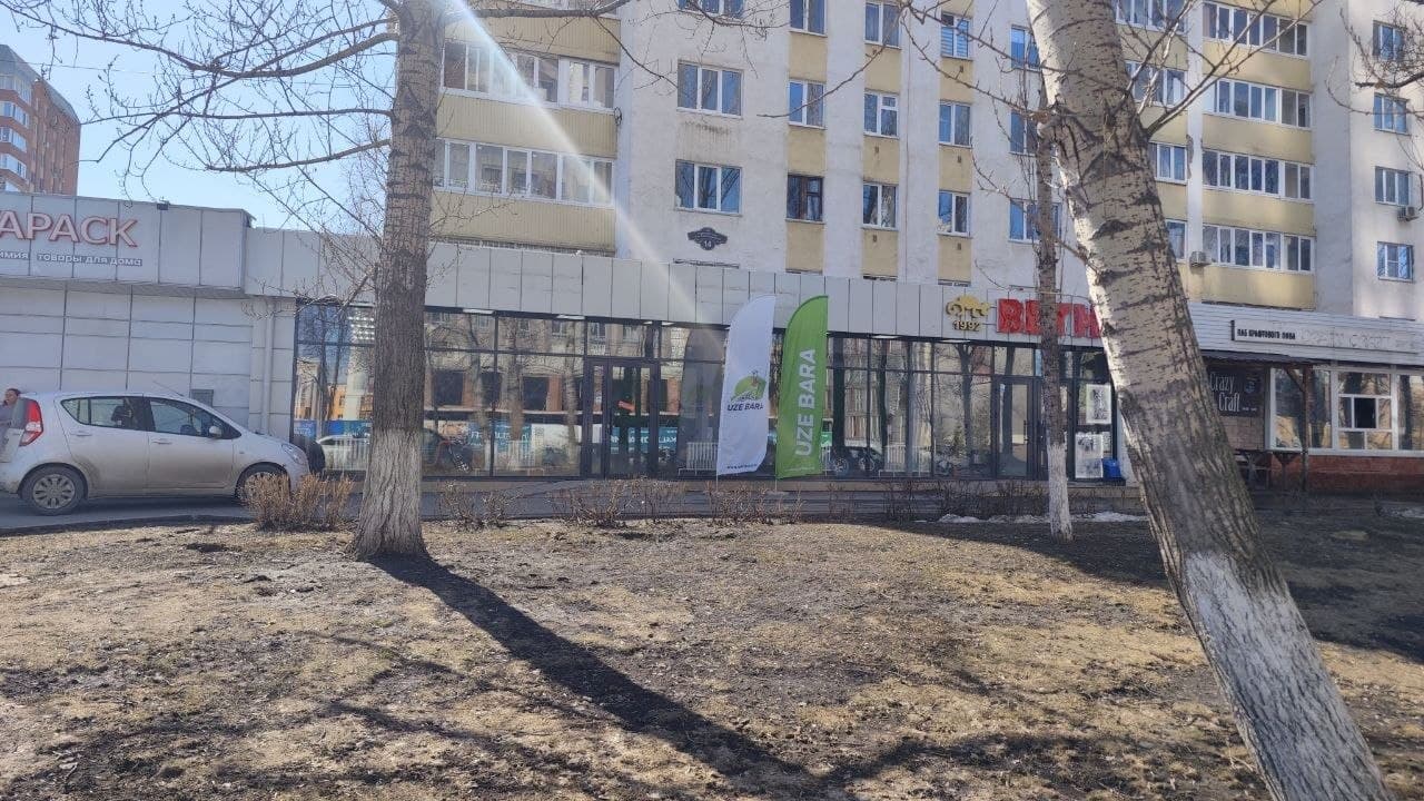 Шоурум UZE BARA в Уфе — фасад с витриной